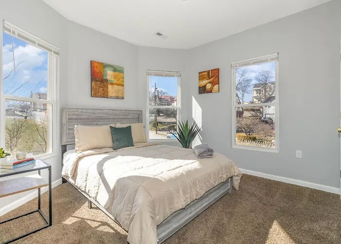 Downtown Views-Prime Location!