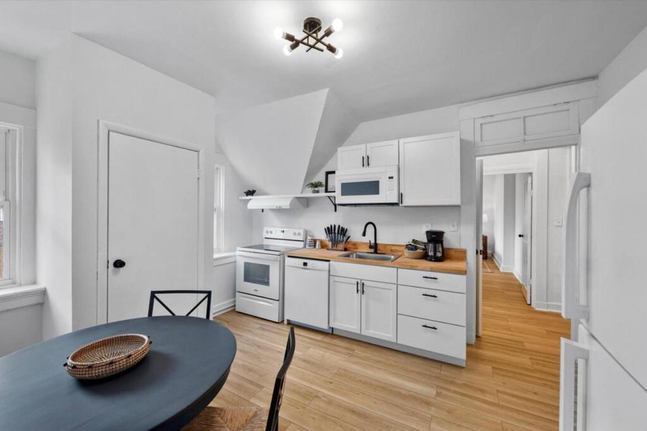 Cozy 2.5br Near Zoo - Hospitals - Uc - Free Parking Apartment Cincinnati