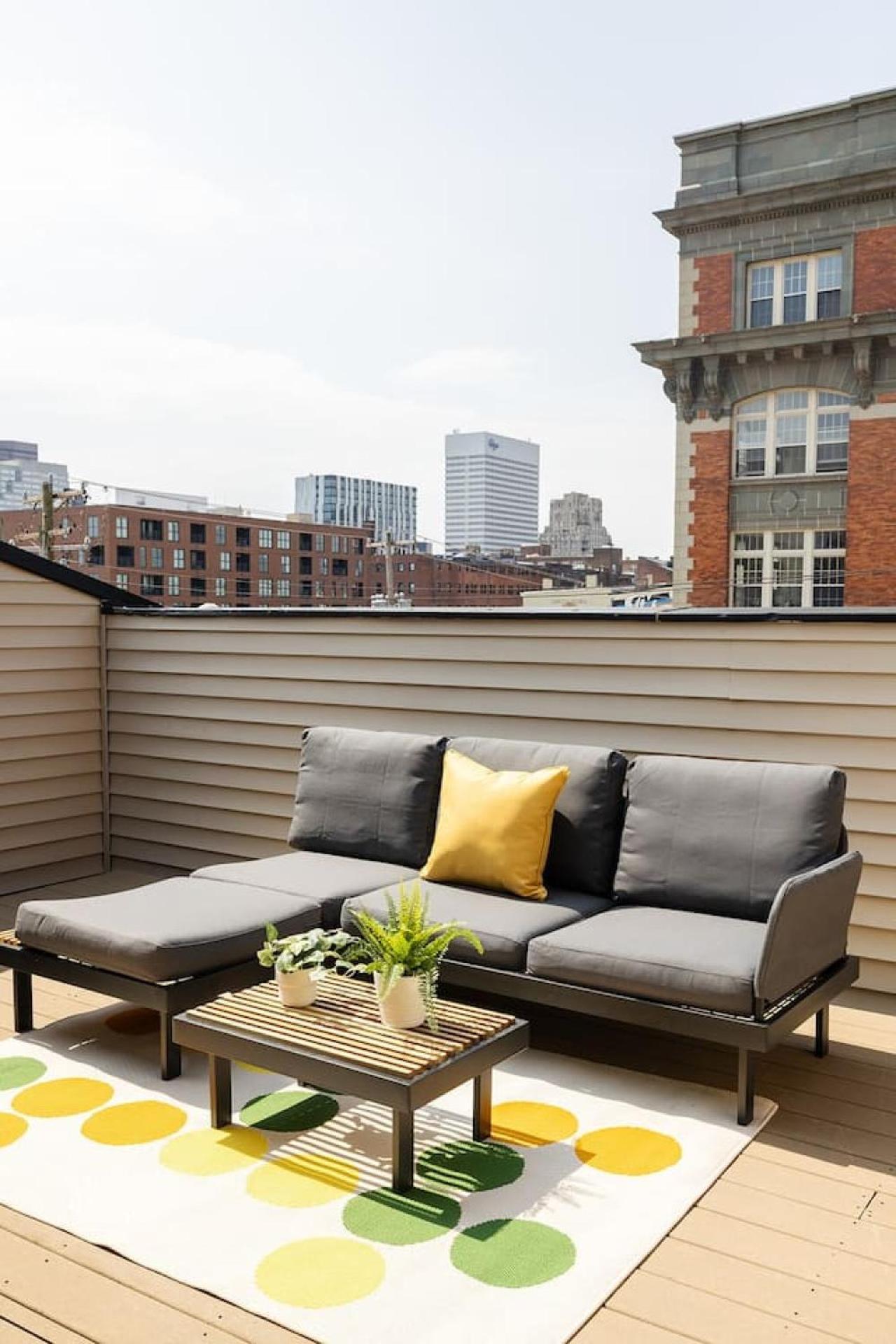 Lux Parkside Townhome - Free Parking - Walk To