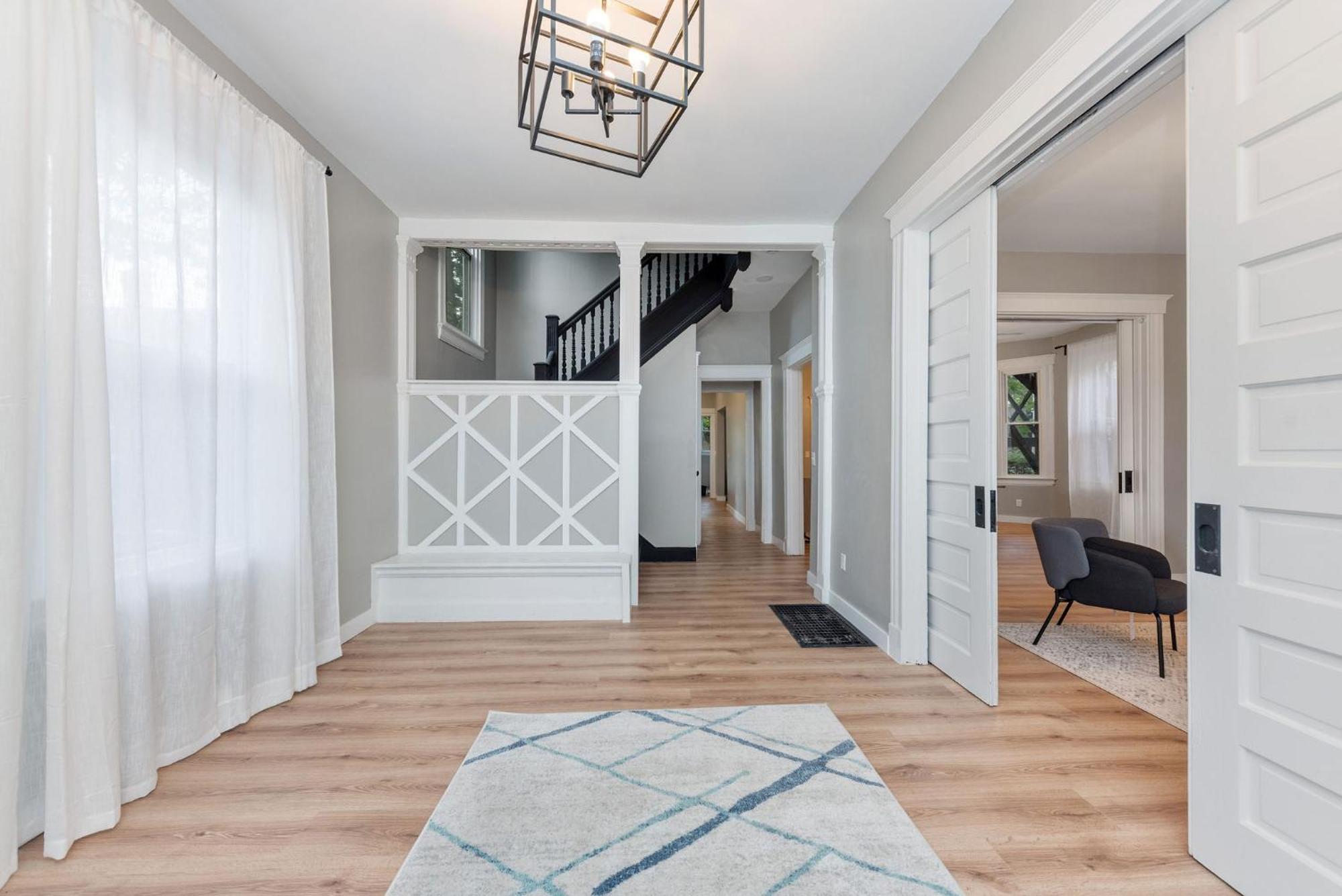 Historic Charm Meets Modern Comfort 3br In Mt Auburn Apartment *
