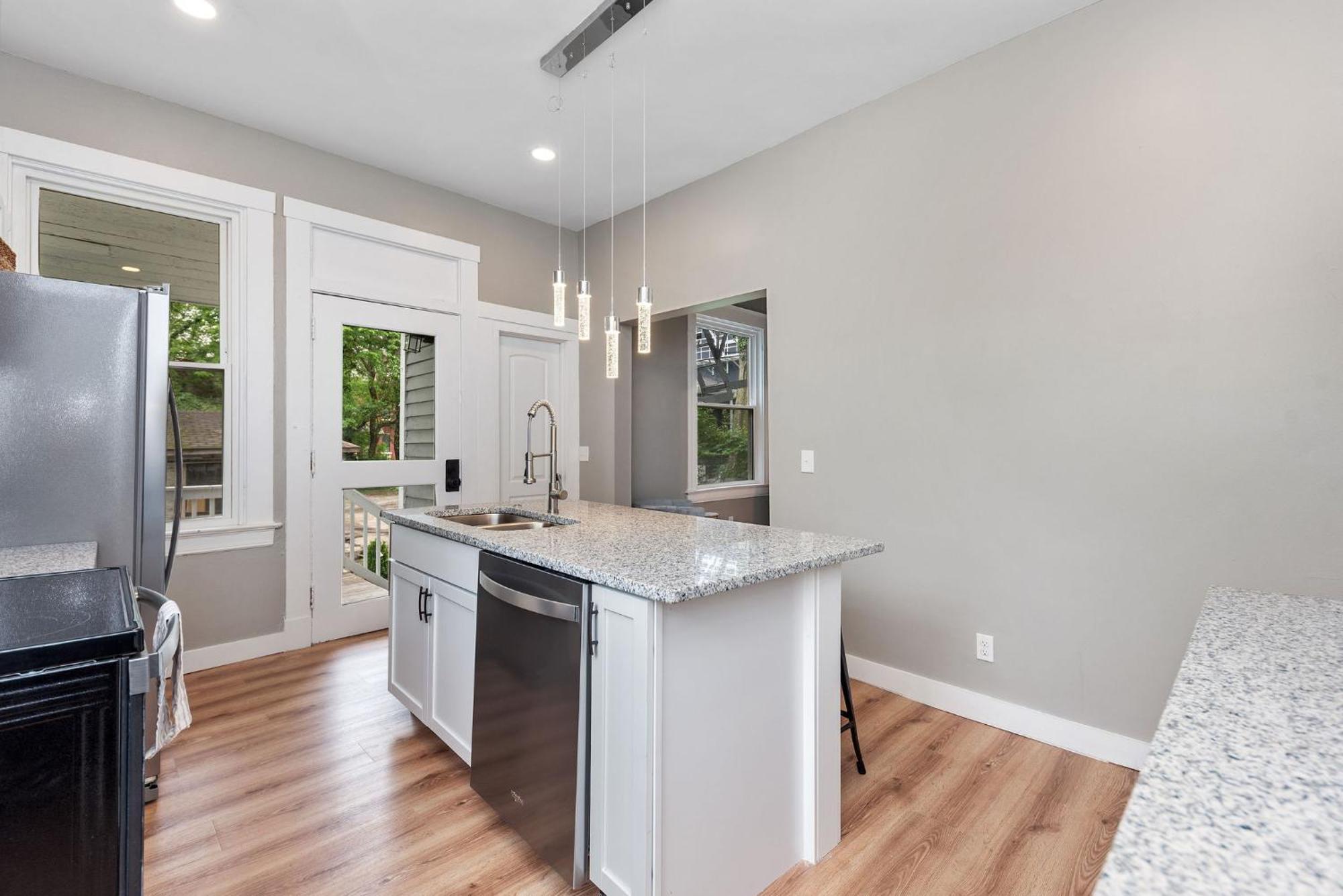 Historic Charm Meets Modern Comfort 3br In Mt Auburn Apartment *
