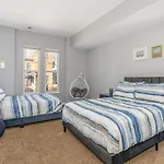 Downtown Views-Prime Location!