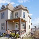 Downtown Views-Prime Location!