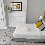 Quiet 1-Bedroom Loft Near Entertainment District