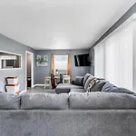 Cozy Retreat In Cincinnati Home