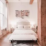Art Deco 1000Sqft Condo Downtown With Gated Parking