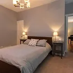 Cozy Apt In Walkable Area Downtown With Parking