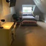 Awesome Attic Studio3B Private Room /Shared Apt