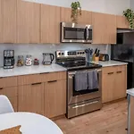 Central Over-The-Rhine, 3 Lux Queen Beds, Steps To Tql, Findlay Market & Light Rail, Fast Wifi, Sleeps 7Ppl