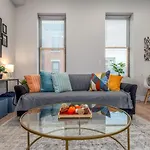 Central Over-The-Rhine, 3 Lux Queen Beds, Steps To Tql, Findlay Market & Light Rail, Fast Wifi, Sleeps 7Ppl