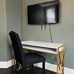 House With 10 Beds Sleeps 16 Free Driveway Parking