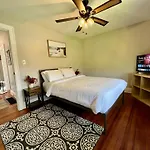Private Bedroom Suite 1 In Cozy Comfy Bungalow 10 Min From Downtown