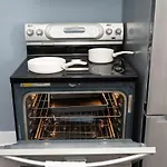 Modern 2Br Apartment | Minutes From Uc & Downtown