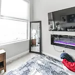 Walk To Bengal, Reds Free Parking King Bed Gym