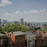 Stunning 4Br Townhome Rooftop City Views