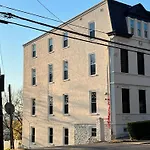Private Bdrm Suite 3 In Spacious House City Views
