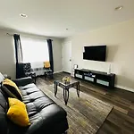 Reading-Stylish Apartment For Contemporary Comfort