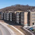 Modern Stay Close To Dining & Entertainment