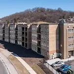 Modern Stay Close To Dining & Entertainment