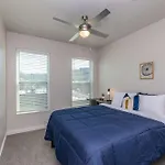 Modern Stay Close To Dining & Entertainment