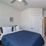 Modern Stay Close To Dining & Entertainment