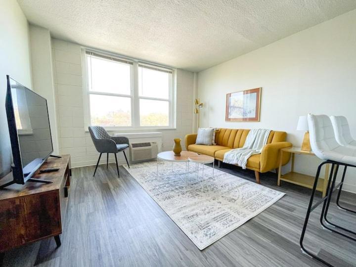 Sleepover Downtown 1bd 1ba *