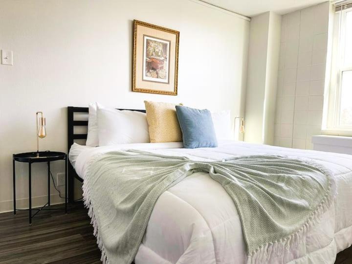 Sleepover Downtown 1bd 1ba *