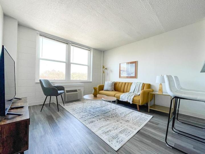Sleepover Downtown 1bd 1ba *