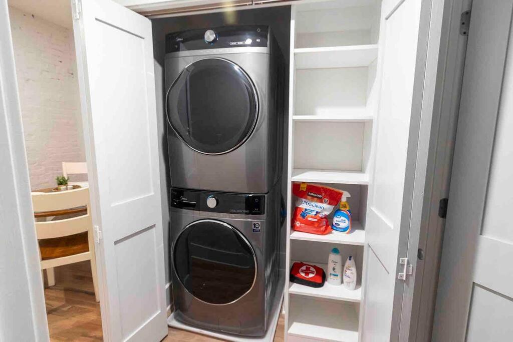 Spacious 1 Bed 1 Bath Downtown Otr Minutes Walk To The Reds Bengals Stadium & More! Apartment Cincinnati