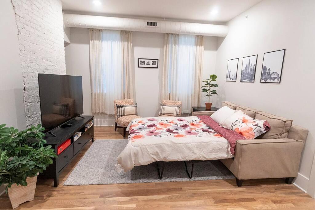 Spacious 1 Bed 1 Bath Downtown Otr Minutes Walk To The Reds Bengals Stadium & More! Apartment *
