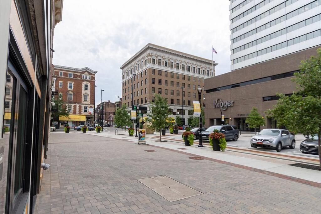 Spacious 1 Bed 1 Bath Downtown Otr Minutes Walk To The Reds Bengals Stadium & More! Apartment Cincinnati