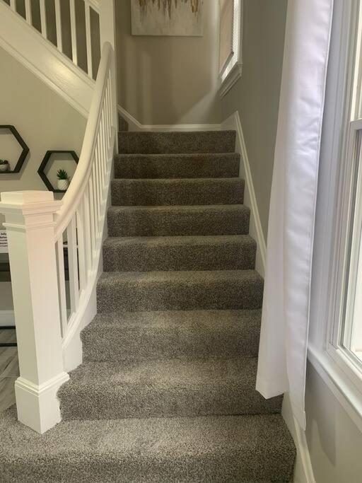 6 Bedroom Just Minutes From Downtown *