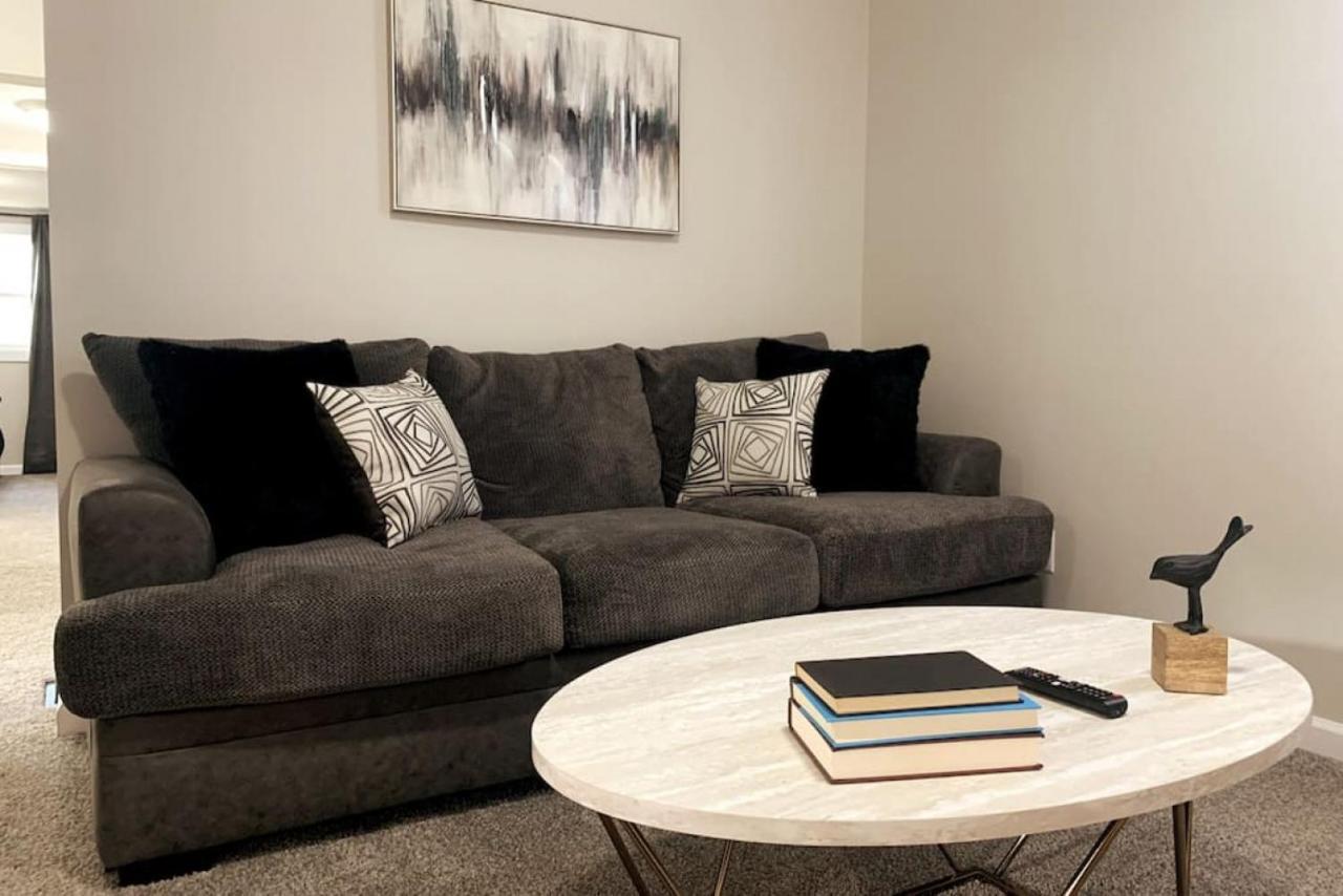 3311 Evanston Large Renovated 4 Bdr Close To Dtwn Laundry Holiday home