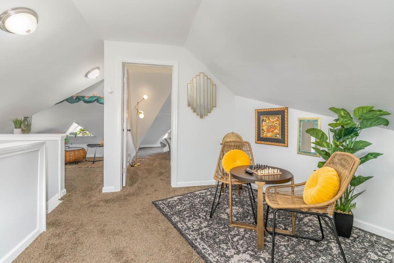 Downtown Views-prime Location! *