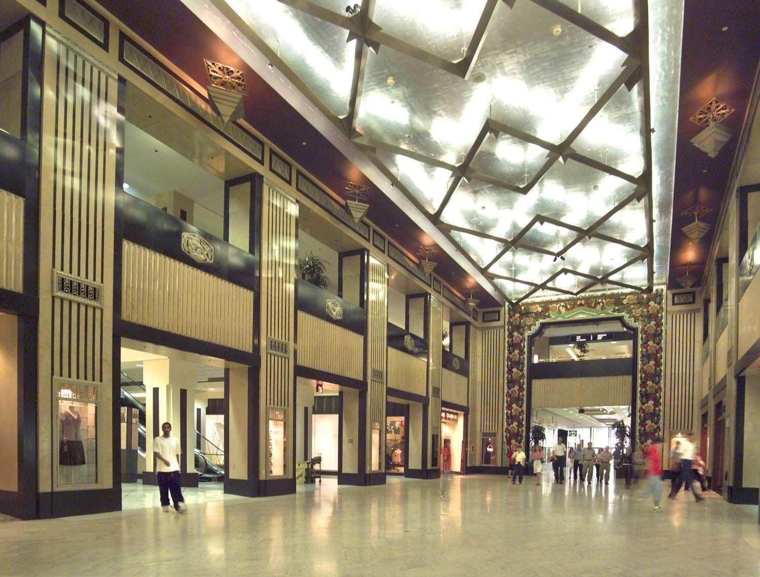 Hilton Netherland Plaza 4*