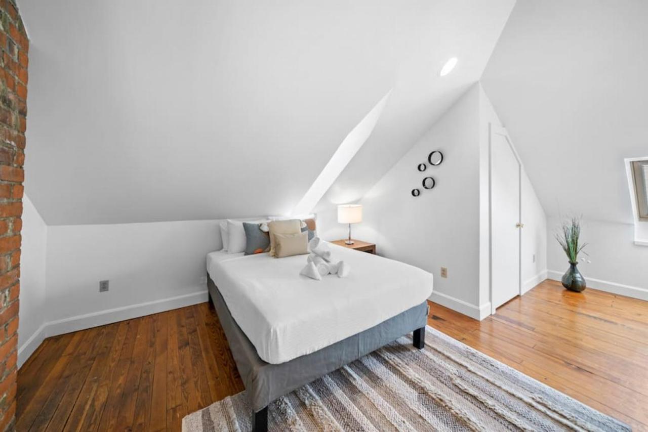 Hyde Park Penthouse With Private Patio
