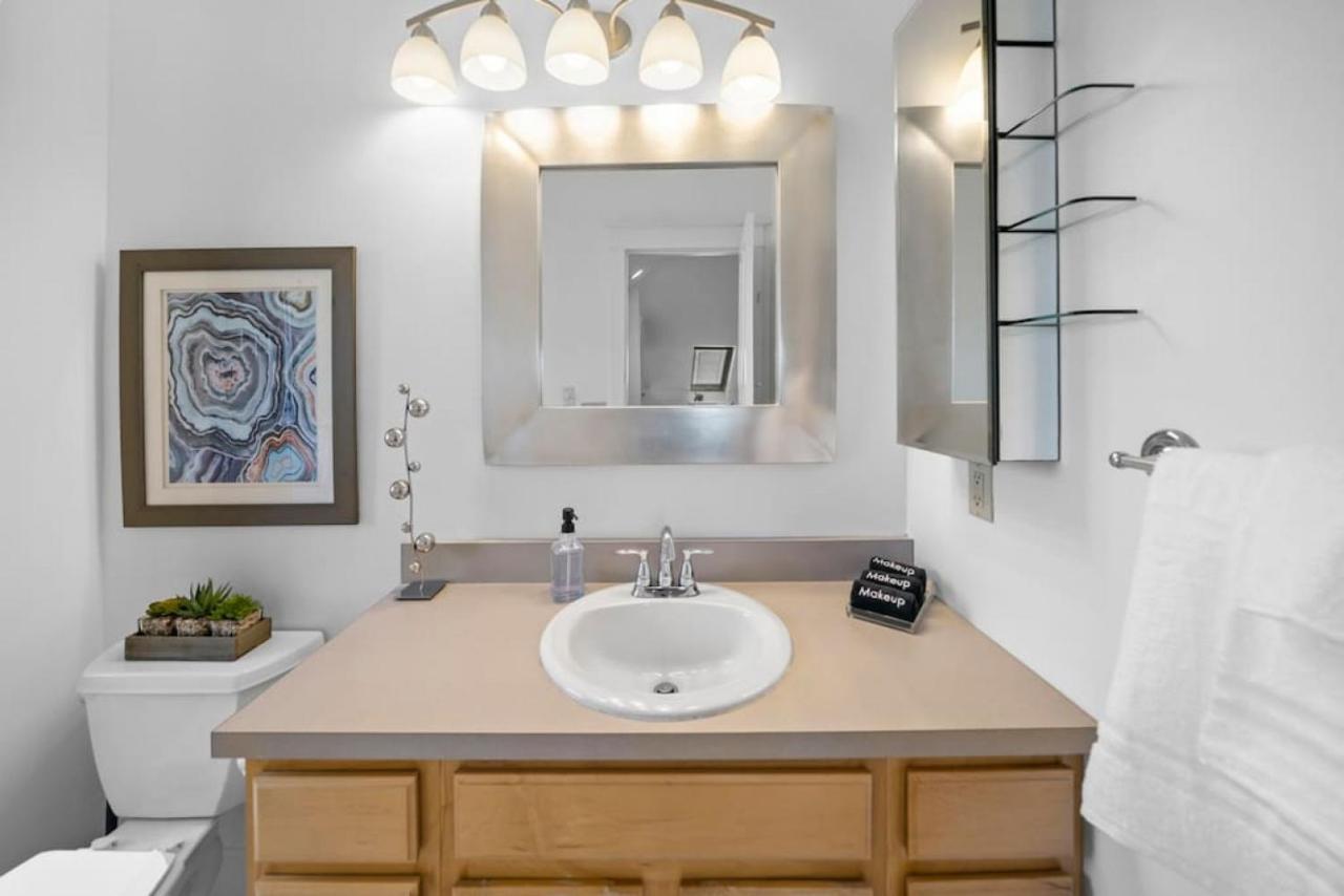 Hyde Park Penthouse With Private Patio
