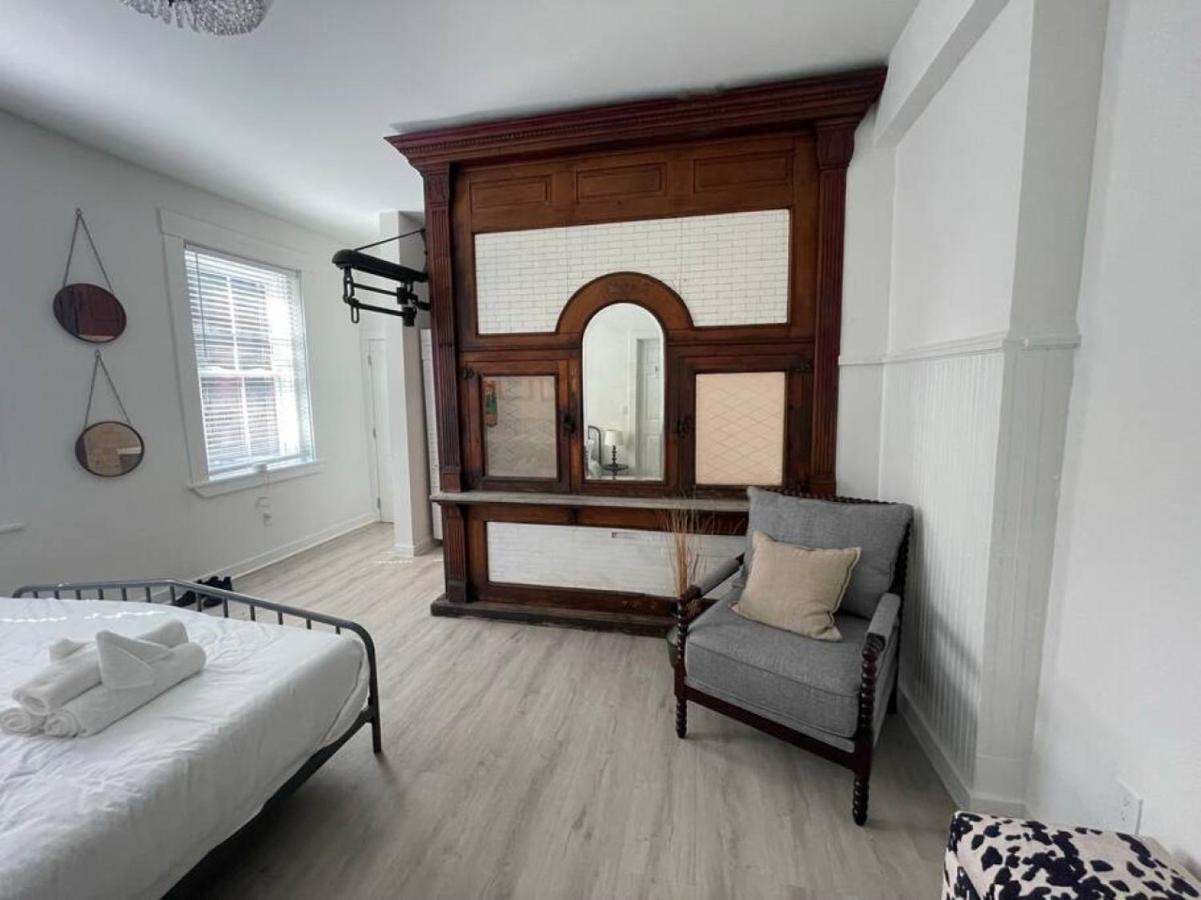Holiday home Full Building Huge Downtown Retreat Walkable To Everything *