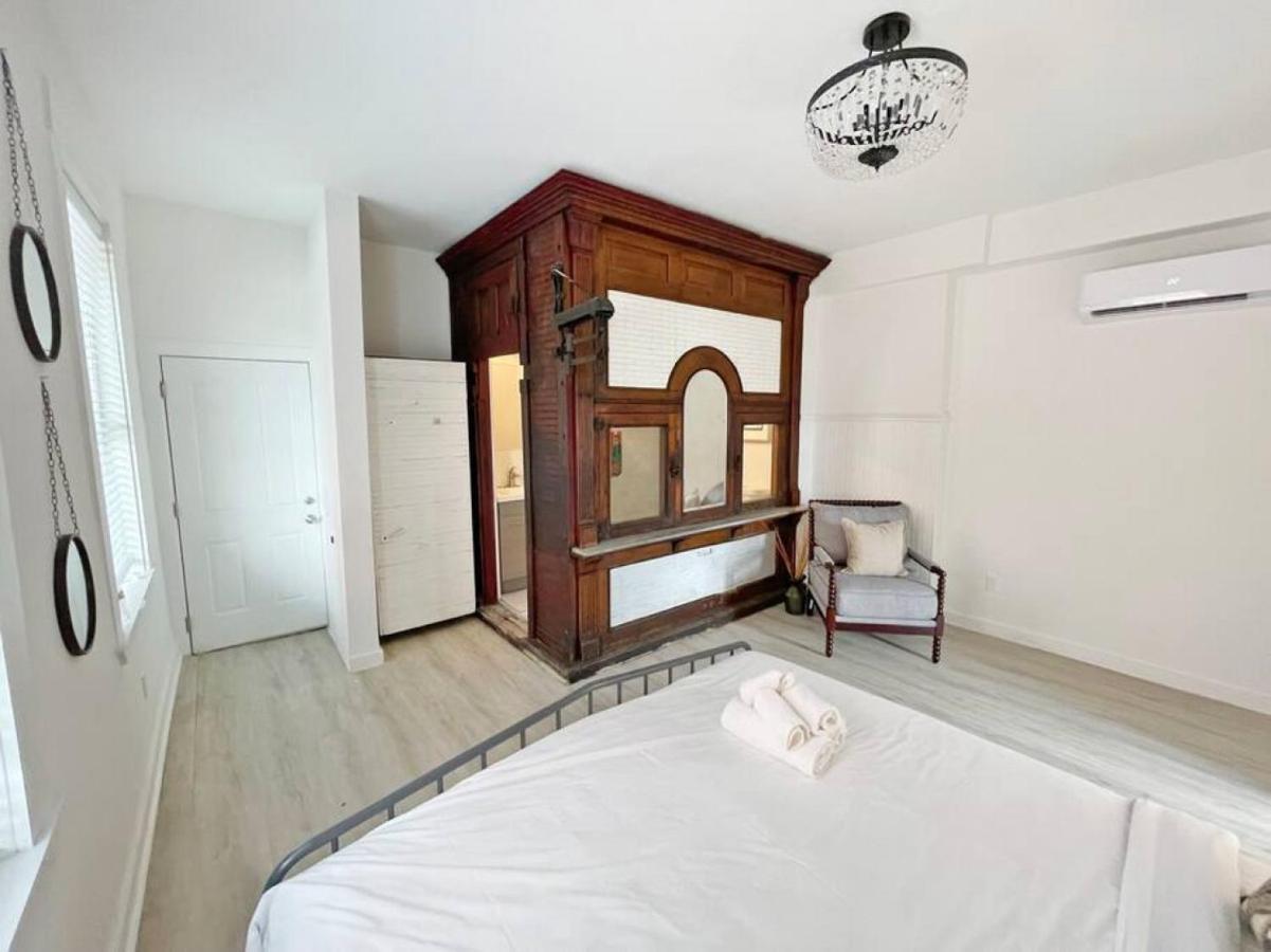 Walk Everywhere From Stunning Remodel In Otr Holiday home *