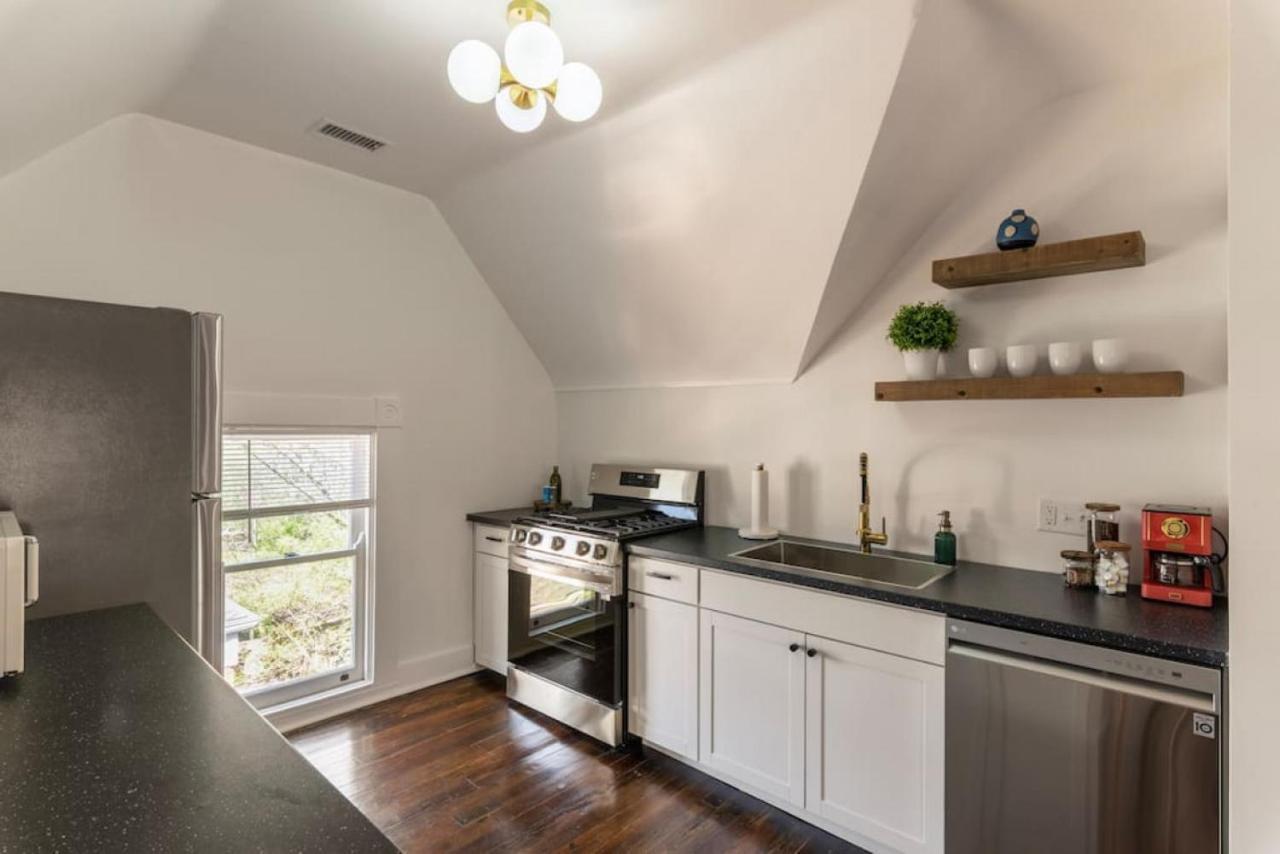 Spacious Locale Apartment *