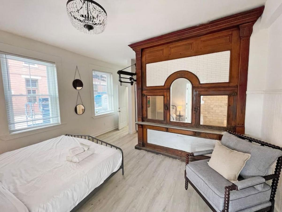 Walk Everywhere From Stunning Remodel In Otr Holiday home *