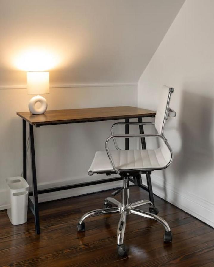 Spacious Locale Apartment *