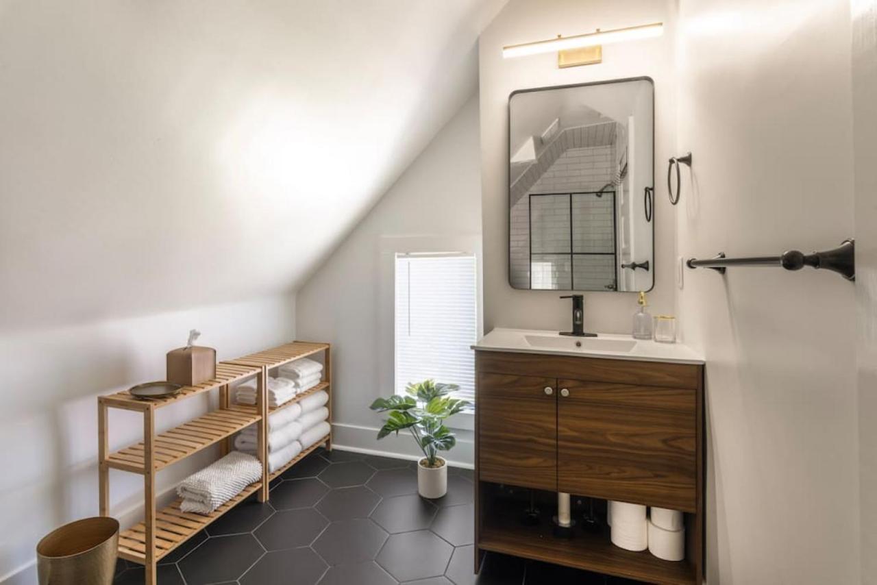 Spacious Locale Apartment *