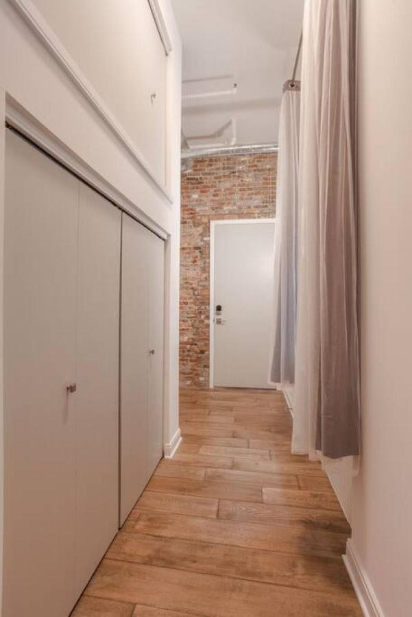 Art Deco 1000sqft Downtown With Gated Parking