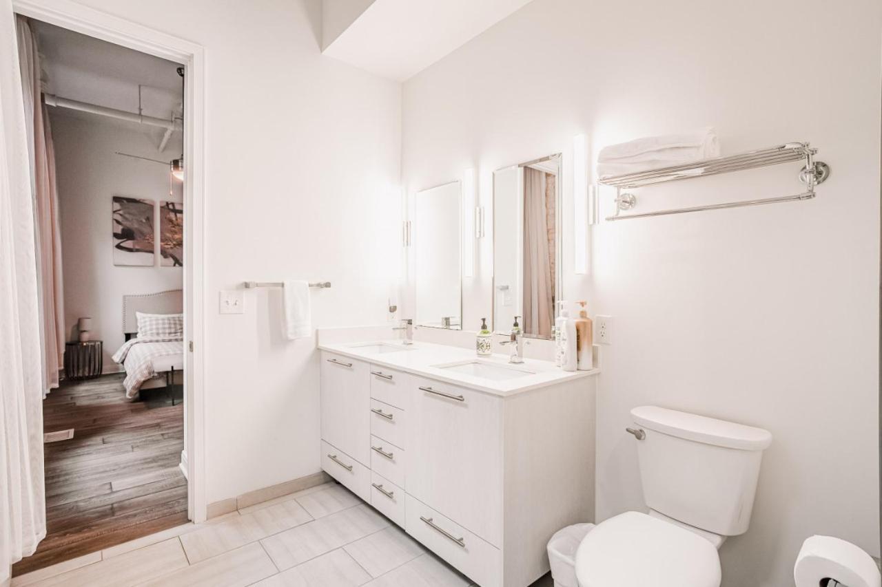 Art Deco 1000sqft Downtown With Gated Parking