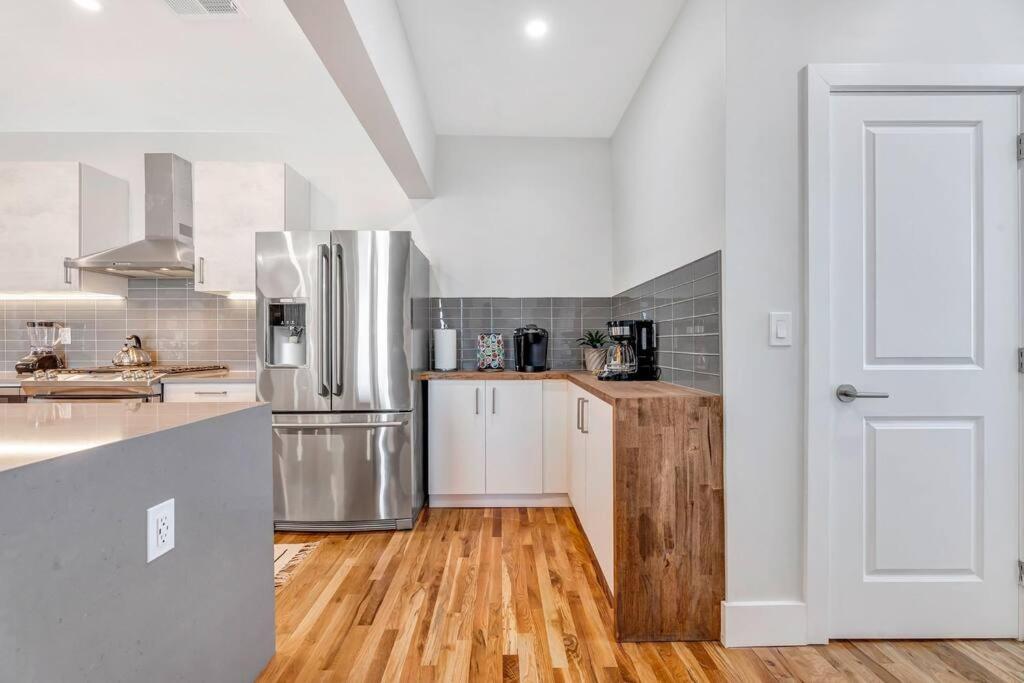 3 Bdrm 3 Full Bath Tower View Walk Up *