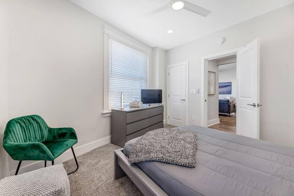 3 Bdrm 3 Full Bath Tower View Walk Up *