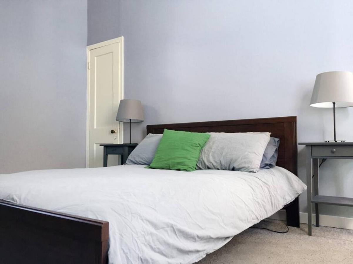 Cozy In Walkable Area Downtown With Parking