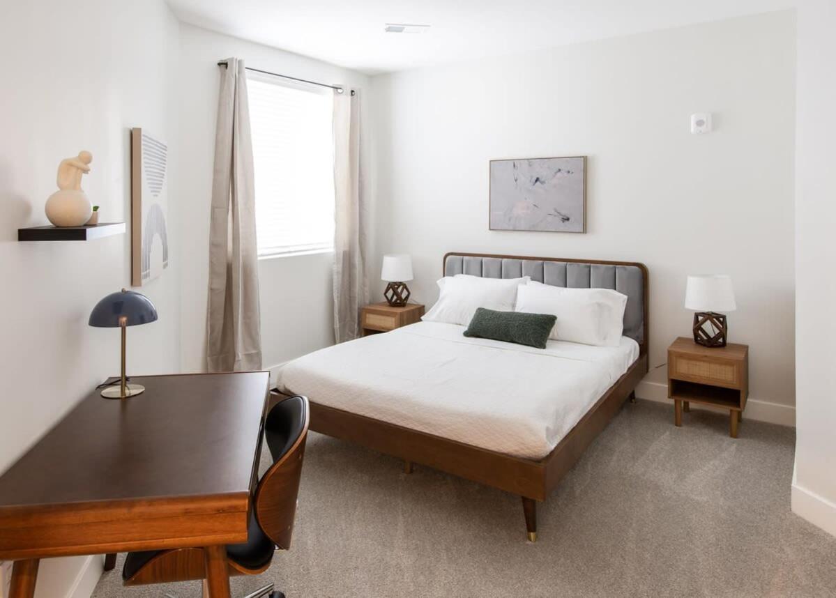 Cozysuites Stunning 3br In Downtown Apartment *