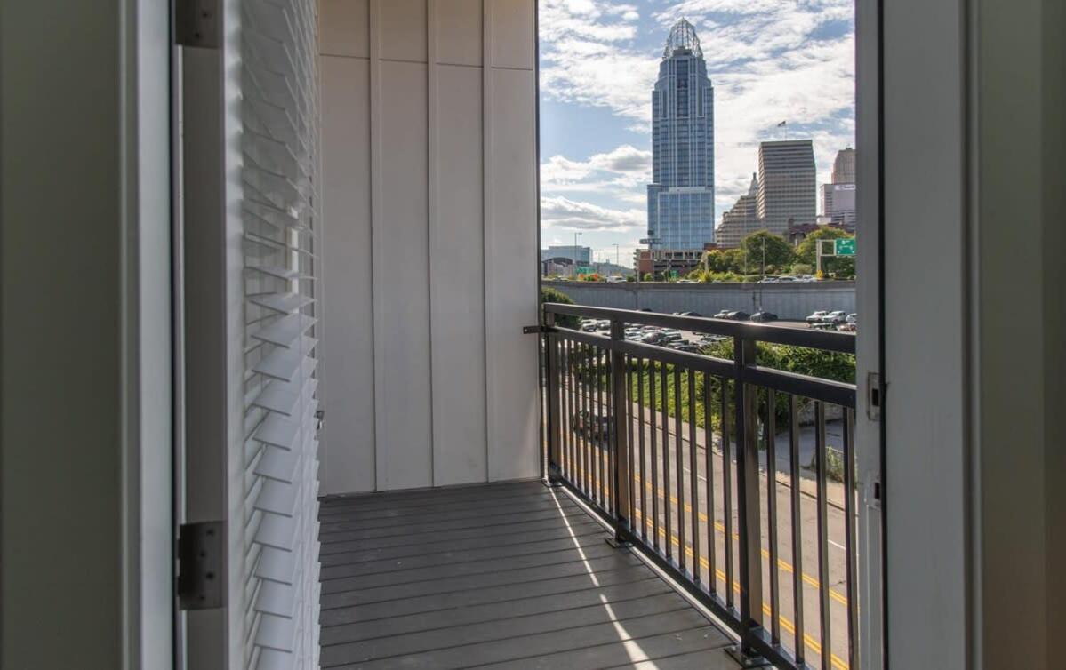 Cozysuites Stunning 3br In Downtown Apartment